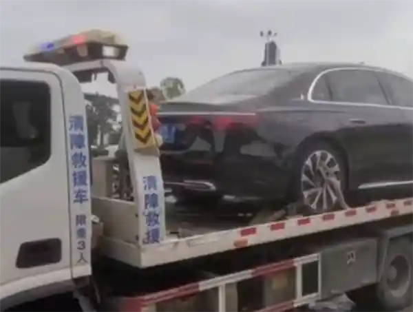 未成年驾驶致豪车损毁 保险公司拒赔引争议