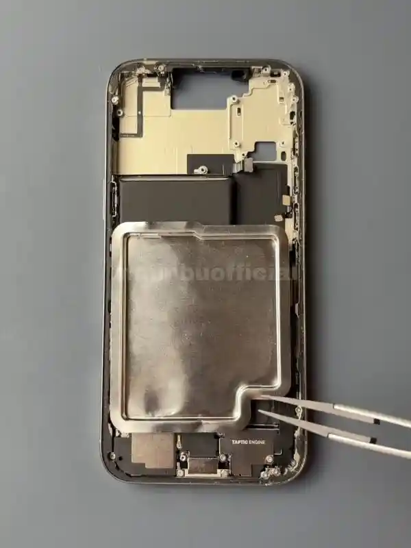 iPhone 17电池差异曝光！美版与国行版尺寸之谜真相揭秘