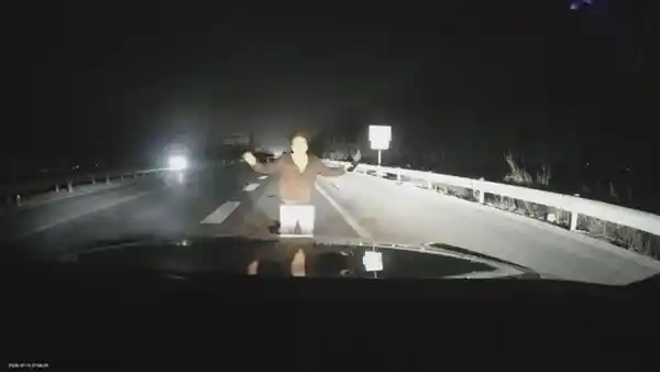 深夜高速惊现神秘男子爬上引擎盖，警方突现将其带走引热议
