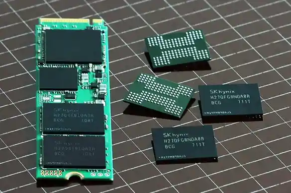 AI狂潮引爆存储芯片抢芯战！闪迪股价一年怒涨559%，创半导体史上最强逆袭奇迹