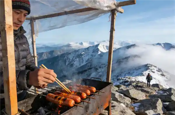 烤肠消失=危险信号？登山者靠这‘烟火气’识破山中危机，紧急撤退！