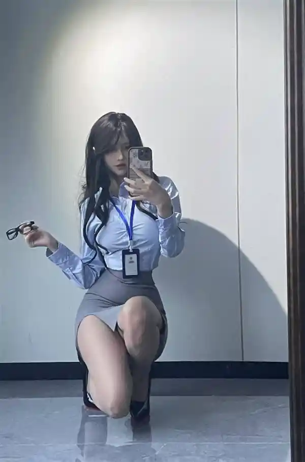 画笔邂逅魅力：绅士画师惊艳赞叹美女Coser