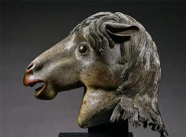 百年漂泊终归故土 圆明园马首亮相春晚舞台