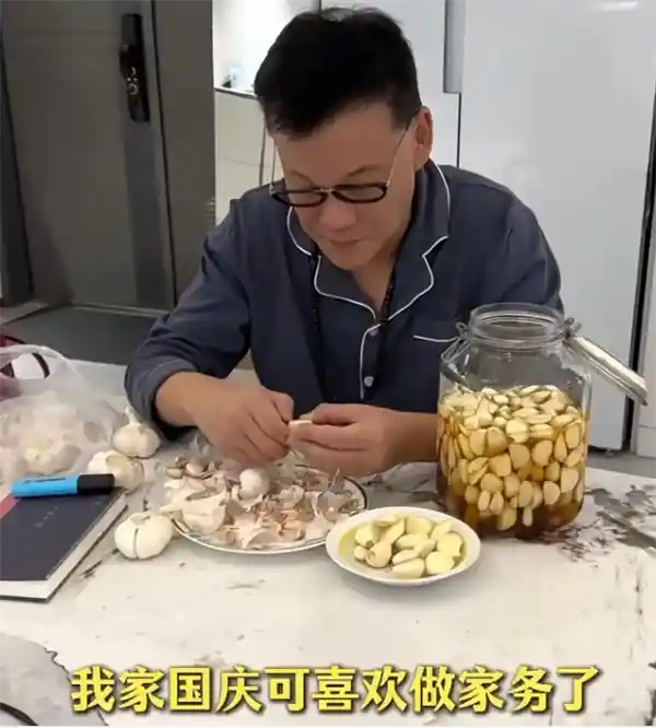 61岁李国庆夫妇挑战平板支撑，三分钟极限战倒地！