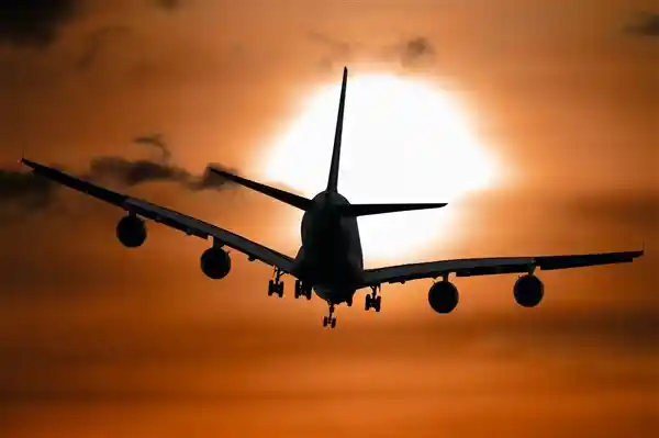 首批滞留迪拜中国游客回国：8500元机票一票难求，凌晨抢票成常态