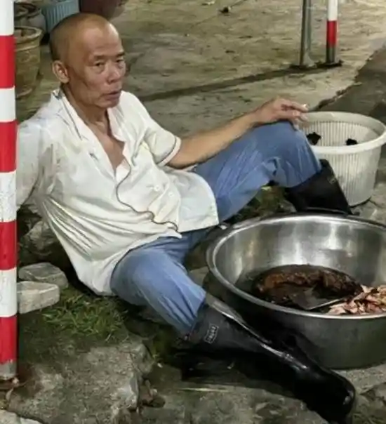 莫氏鸡煲地狱模式实录：帮工首日热血沸腾，次日集体缴械投降！