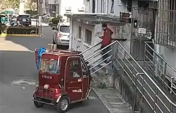 快递员门口‘闪送’万元手机，转身被同行‘截胡’！监控拍下离奇盗窃现场