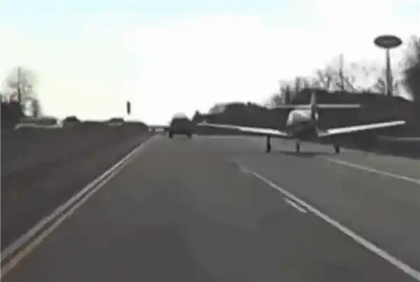 空中惊魂！飞机竟在公路上紧急迫降，后车全程拍下震撼瞬间
